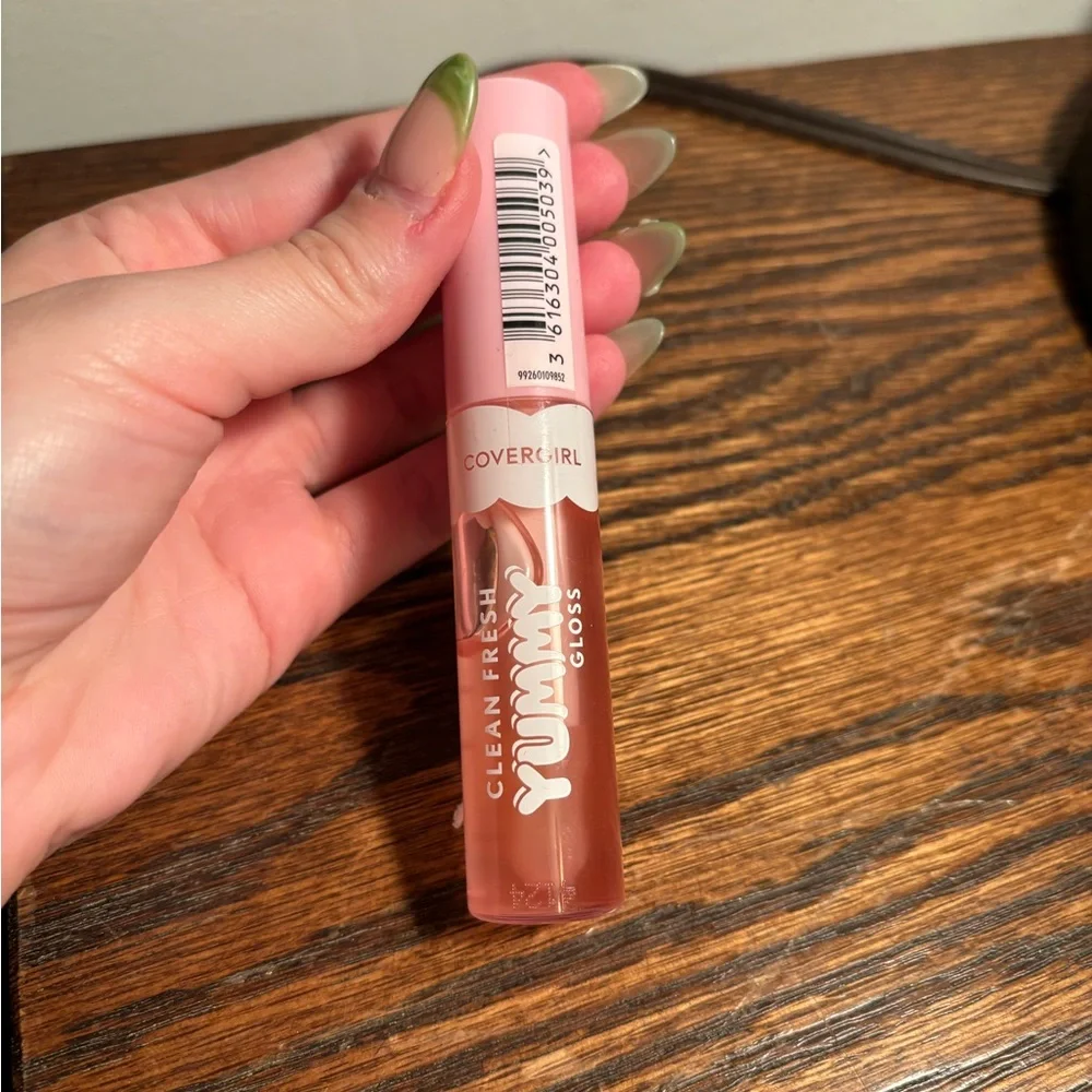NWT Covergirl Yummy Lip Gloss let's get fizzical - Picture 2 of 3